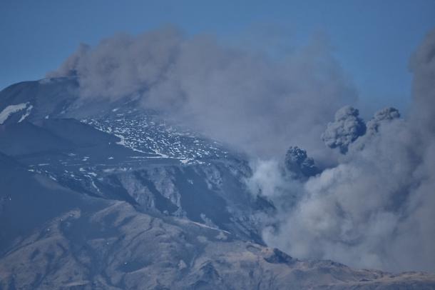 Etna, terremoto di magnitudo 4,9 nella notte: crolli e feriti, l’incubo dello sciame sismico